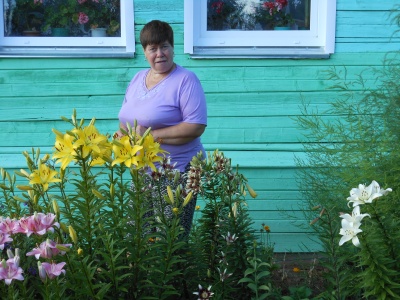 Хозяйка дома Чермных Л.А. с лилиями