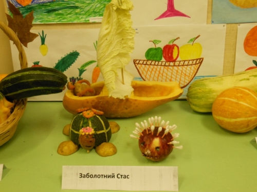 Выставка рисунков и овощей